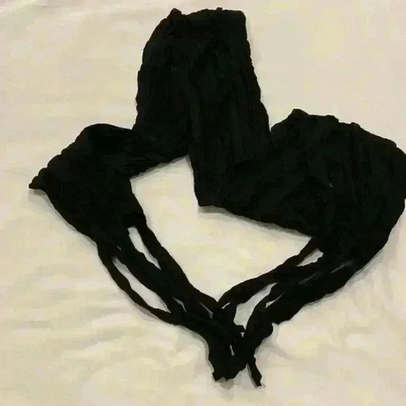 Accessories - Black Ruffled Scarf‎